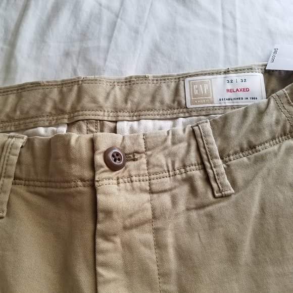 GAP mens size 32x32 NWT Relaxed Fit Khakis - Picture 3 of 3